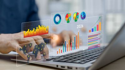 Sprungbewegung über fünf Holzstufen hin zu einem Zielsymbol als Metapher für Zielerreichung und schrittweise Strategieumsetzung