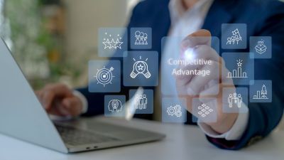 Geschäftsmann nutzt digitale Symbole und Icons zu Wettbewerbsvorteilen im Projekt- und Unternehmensmanagement. 