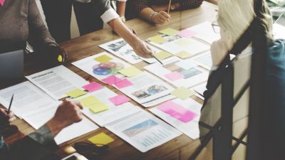 Ein Team bespricht ihr Strategie. Projektplanbesprechung. 