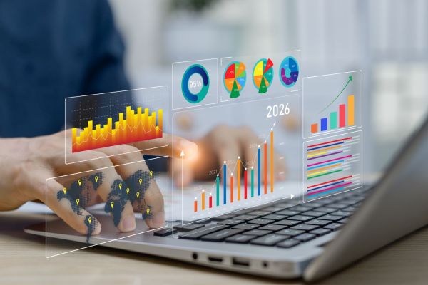 Sprungbewegung über fünf Holzstufen hin zu einem Zielsymbol als Metapher für Zielerreichung und schrittweise Strategieumsetzung