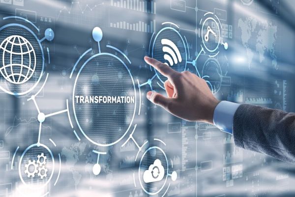 Digitale Transformation mit vernetzten IT-Technologien, visualisiert durch Icons und moderne Systemintegration. 