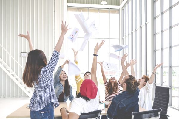  Symbolbild für erfolgreichen Projektabschluss mit Teamgeist, Motivation und gemeinsamen Erfolgen.