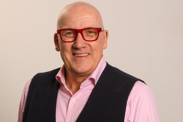 Portrait von Falk Janotta, Gründer und Geschäftsführer der intelliExperts GmbH  