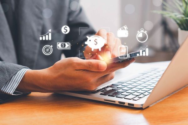 Businessmann nutzt Smartphone zur Finanzplanung: Symbole für Budget, Kosten und Sparziele. 