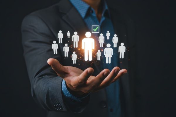 Businessmanager präsentiert digitale Auswahl von IT-Fachkräften: Symbol für Talentgewinnung im Projektmanagement. 