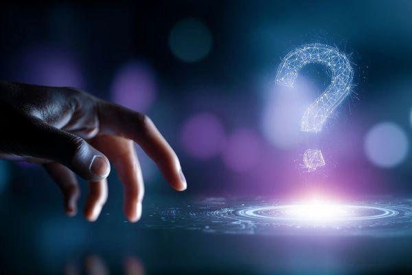 Hand greift nach digitalem Fragezeichen als Symbol für Herausforderungen im IT-Recruiting und Fachkräftemangel. 