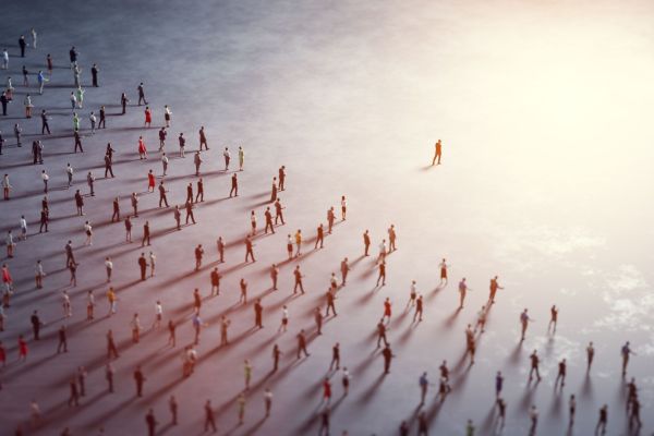 Führungskraft zeigt klare Richtung als Symbol für autoritären Führungsstil im Management.