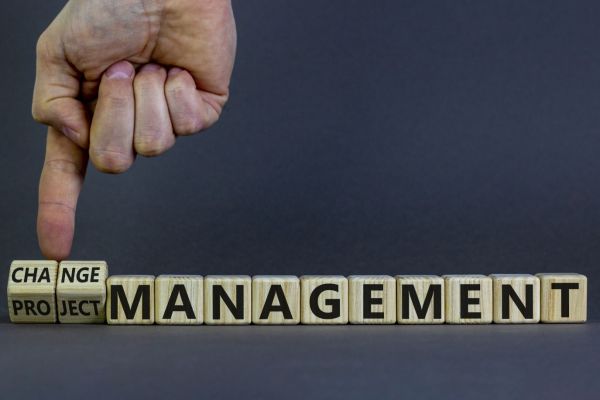 Holzwürfel mit dem Begriff „Projektleiter“ als Symbol für Führung, Veränderung und Management im Projektkontext 