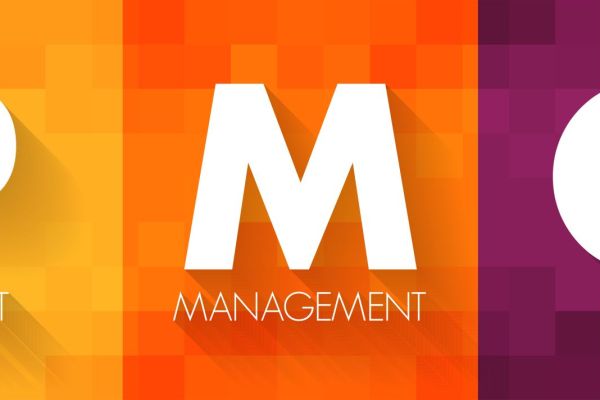 Illustration mit den Buchstaben P M O als Abkürzung für Project Management Office auf buntem Hintergrund. 