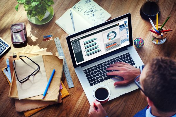 Projektassistenz nutzt Gantt Diagramm zur Unterstützung von Zeitplanung, Aufgabenkoordination und Projektorganisation