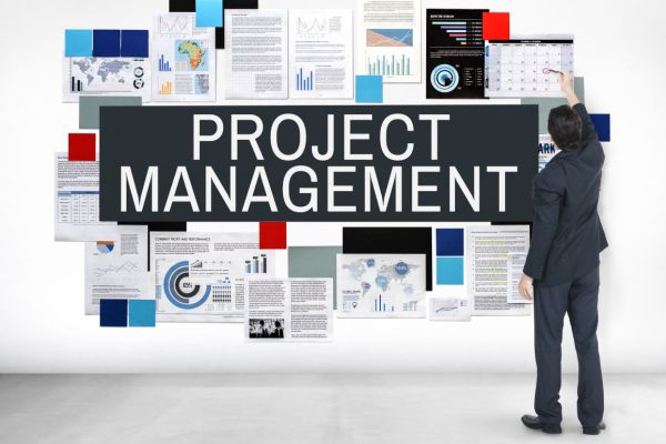 Symbolbild für adaptives Projektmanagement mit Fokus auf Methodenentwicklung und strategischer Planung.