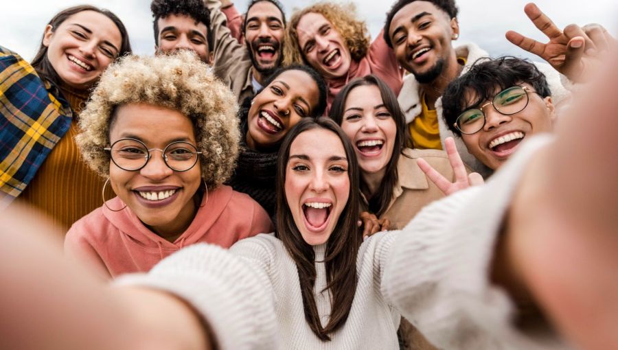  Multikulturelles Projektteam in Besprechung: steht für Zusammenarbeit und Perspektivenvielfalt im Projekt.