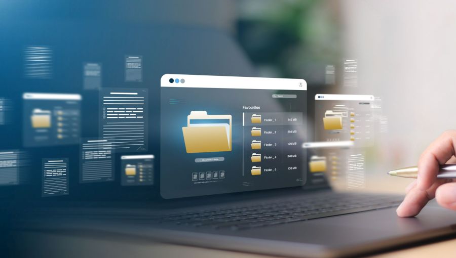 Digitale Dokumentenverwaltung auf Laptop mit Ordnerstruktur für effizientes Datenmanagement. 
