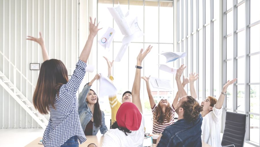  Symbolbild für erfolgreichen Projektabschluss mit Teamgeist, Motivation und gemeinsamen Erfolgen.