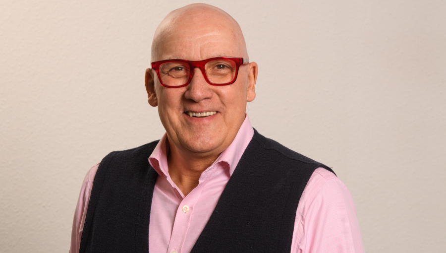 Portrait von Falk Janotta, Gründer und Geschäftsführer der intelliExperts GmbH  