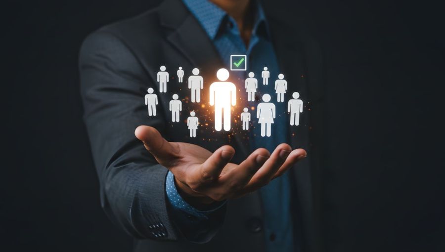 Businessmanager präsentiert digitale Auswahl von IT-Fachkräften: Symbol für Talentgewinnung im Projektmanagement. 