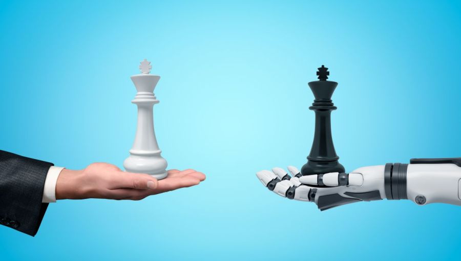 Menschliche Hand und Roboterhand halten jeweils eine Schachfigur als Symbol für Humanübersetzung und KI.