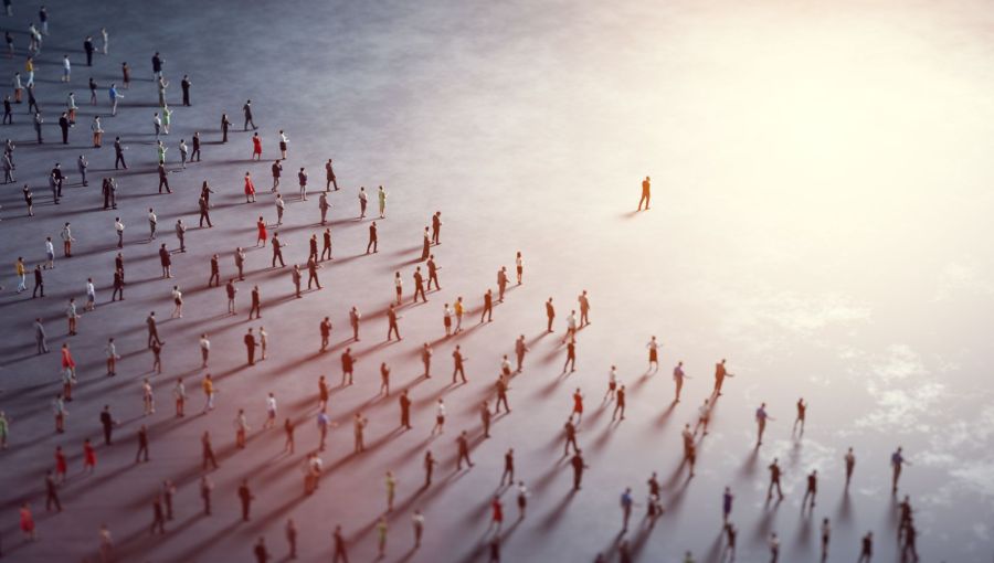 Führungskraft zeigt klare Richtung als Symbol für autoritären Führungsstil im Management.