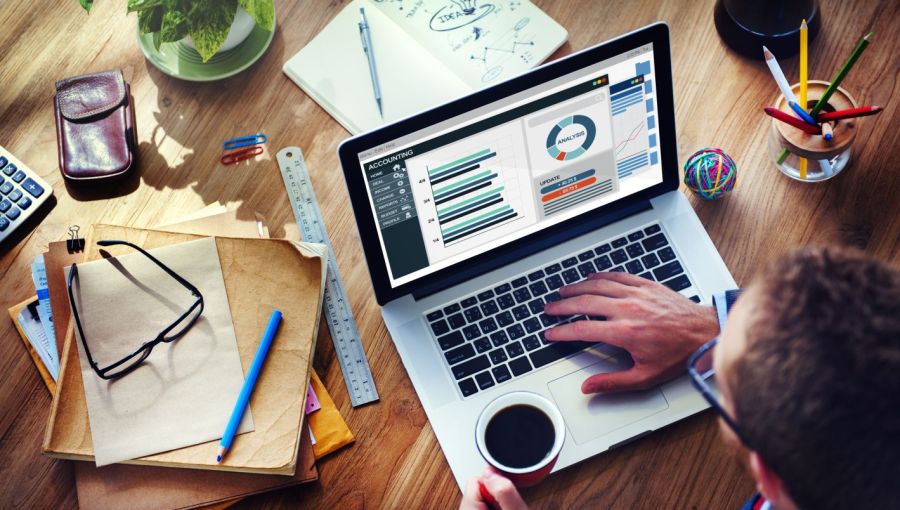 Projektassistenz nutzt Gantt Diagramm zur Unterstützung von Zeitplanung, Aufgabenkoordination und Projektorganisation