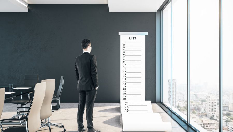 Projektleiter steht vor Aufgabenliste als Symbol für strukturierte Planung und klare Verantwortlichkeiten