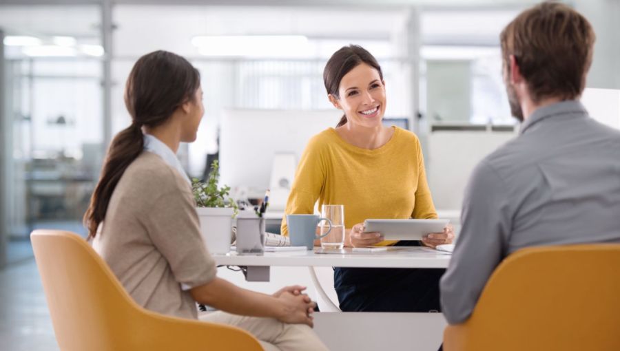 Personalgespräch im modernen Büro: Recruiting-Interview als Beispiel für Personaldienstleistung und Bewerberauswahl. 